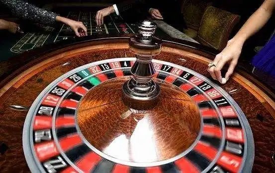 Antarmuka aplikasi kitaslot777 menampilkan permainan dealer langsung dan menu taruhan olahraga